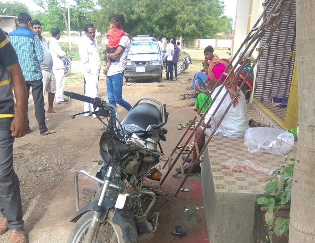 Attack on the house; FIR against 11 | वास्तुशांतीच्या दिवशीच घरावर हल्ला; अकरा जणांविरूध्द गुन्हा Attack on the house; FIR against 11 | वास्तुशांतीच्या दिवशीच घरावर हल्ला; अकरा जणांविरूध्द गुन्हा