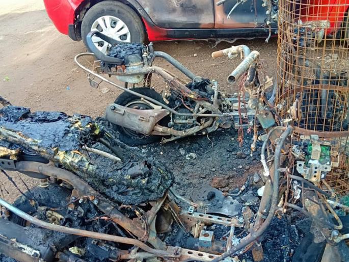 The unknown psychopath burned five vehicles | अज्ञात माथेफिरूने पाच वाहने जाळली The unknown psychopath burned five vehicles | अज्ञात माथेफिरूने पाच वाहने जाळली