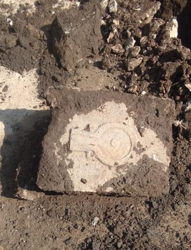 Ancient statue of god found | खोदकामात सापडली महादेवाची पिंड