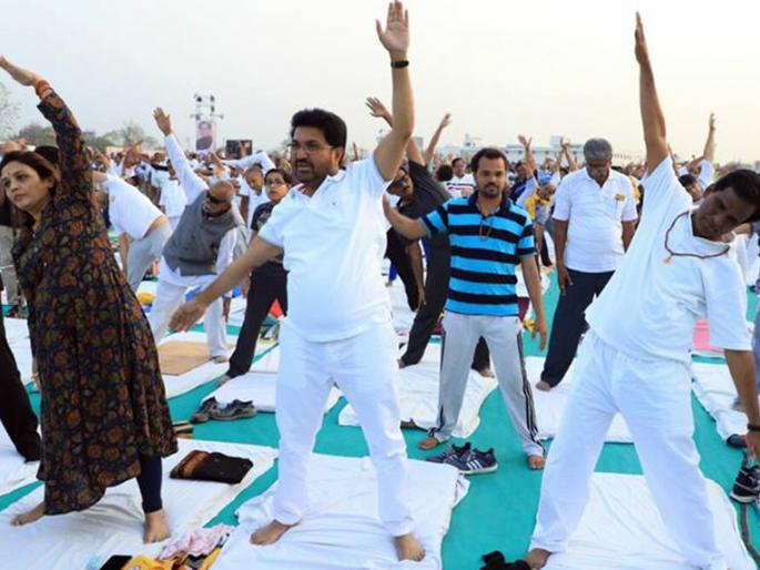 Ramdev Baba's camp, Danave, Khotkar's "Yog ' | रामदेवबाबांच्या शिबिरात दानवे, खोतकरांचा योगा‘योग’ Ramdev Baba's camp, Danave, Khotkar's "Yog ' | रामदेवबाबांच्या शिबिरात दानवे, खोतकरांचा योगा‘योग’