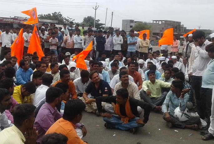 13 youth's agitation to protest against the government | शासनाच्या निषेधार्थ १३ तरूणांचे मुंडण 13 youth's agitation to protest against the government | शासनाच्या निषेधार्थ १३ तरूणांचे मुंडण