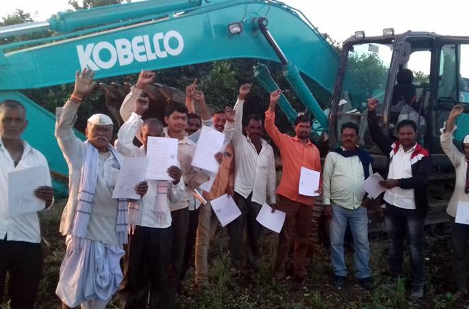 Highway blocked by the farmers | साठवण तलावातून जाणारा समृद्धी महामार्ग अडवला Highway blocked by the farmers | साठवण तलावातून जाणारा समृद्धी महामार्ग अडवला