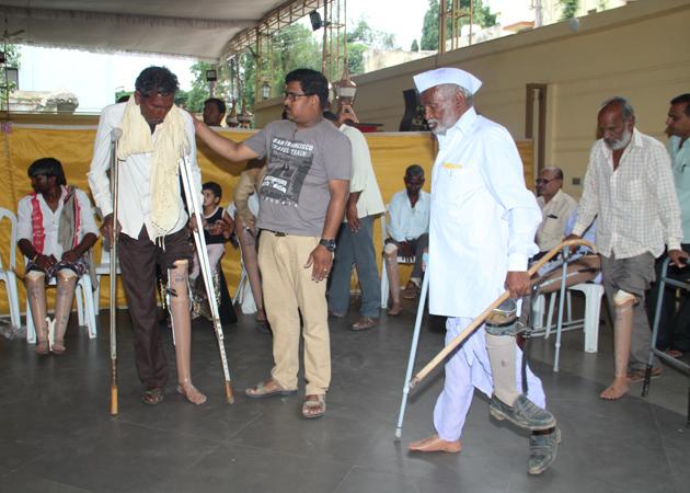 Smiles on the faces of infants with artificial hands and feet | कृत्रिम हात-पायांमुळे फुलले दिव्यांगांच्या चेहऱ्यावर हास्य