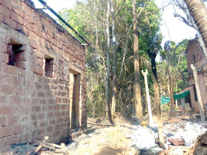 Fire damage due to house fire, shortscrew fire due to fireworks | घराला आग लागून नुकसान, शॉर्टसर्किटमुळे आग लागल्याचा अंदाज Fire damage due to house fire, shortscrew fire due to fireworks | घराला आग लागून नुकसान, शॉर्टसर्किटमुळे आग लागल्याचा अंदाज