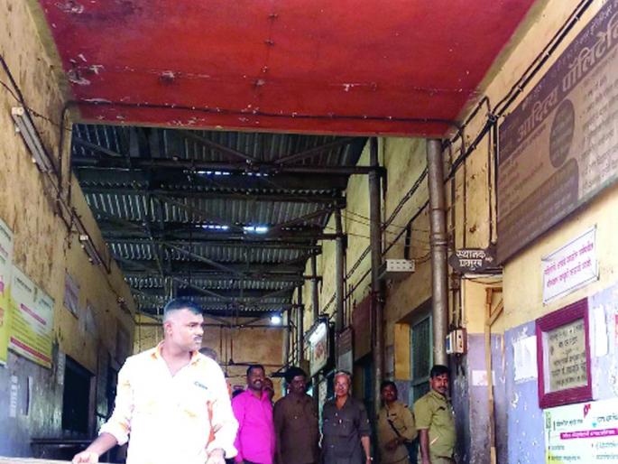 The youth is seriously injured in the slab collapse in Khed station | खेड स्थानकात स्लॅब कोसळून युवक गंभीर