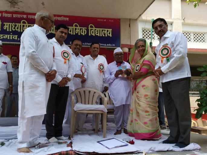 Old school students filled with Khedgawi | खेडगावी भरली माजी विद्यार्थ्यांची शाळा Old school students filled with Khedgawi | खेडगावी भरली माजी विद्यार्थ्यांची शाळा