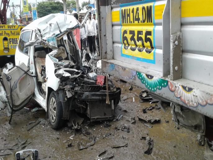 Four people died in a horrific accident near Khed-Shivapur Toll plaza | खेड-शिवापूर टोलनाक्याजवळच्या भीषण अपघातात चार जण ठार Four people died in a horrific accident near Khed-Shivapur Toll plaza | खेड-शिवापूर टोलनाक्याजवळच्या भीषण अपघातात चार जण ठार