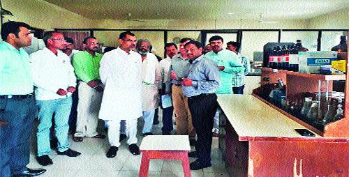 Minister of Agriculture Research Mr. Khot meets | कृषी संशोधन केंद्राला मंत्री खोत यांची भेट