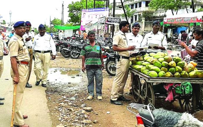 Khamgaon police rush to relieve traffic congestion! | वाहतूक कोंडी सोडविण्यासाठी खामगाव पोलिसांची धावपळ! Khamgaon police rush to relieve traffic congestion! | वाहतूक कोंडी सोडविण्यासाठी खामगाव पोलिसांची धावपळ!