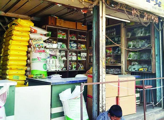 Forget putting tariffs in front of shops! | दुकानांसमोर दरपत्रक लावण्याचा विसर!