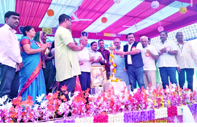 The award does not increase the height of material | पुरस्काराने साहित्याची उंची वाढत नाही The award does not increase the height of material | पुरस्काराने साहित्याची उंची वाढत नाही