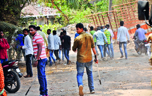 Five people have attacked the house | जागेच्या वादातून जमावाचा पाच घरांवर हल्ला Five people have attacked the house | जागेच्या वादातून जमावाचा पाच घरांवर हल्ला