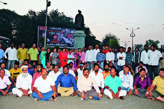 Protest of Chief Minister, Guardian Minister; 'Gross Maratha' stalled for half an hour | मुख्यमंत्री, पालकमंत्र्यांचा निषेध;‘सकल मराठा’चे तब्बल दीड तास ठिय्या आंदोलन Protest of Chief Minister, Guardian Minister; 'Gross Maratha' stalled for half an hour | मुख्यमंत्री, पालकमंत्र्यांचा निषेध;‘सकल मराठा’चे तब्बल दीड तास ठिय्या आंदोलन