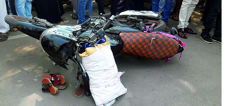 Death of sister and brother in Pethwdgaon truck crash | पेठवडगावमध्ये ट्रकच्या धडकेत बहीण-भावाचा मृत्यू Death of sister and brother in Pethwdgaon truck crash | पेठवडगावमध्ये ट्रकच्या धडकेत बहीण-भावाचा मृत्यू