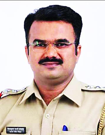 Defendants put up shortcomings to benefit; Assistant Inspector of Police in Solapur suspended | आरोपींना फायदा होण्यासाठी उणिवा ठेवल्या; सोलापुरातील सहाय्यक पोलीस निरीक्षक निलंबित Defendants put up shortcomings to benefit; Assistant Inspector of Police in Solapur suspended | आरोपींना फायदा होण्यासाठी उणिवा ठेवल्या; सोलापुरातील सहाय्यक पोलीस निरीक्षक निलंबित