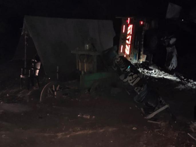 Taliram truck driver blows up Naka, incident near Kopargaon | तळीराम ट्रक चालकाने उडविला नाका, कोपरगावजवळील घटना Taliram truck driver blows up Naka, incident near Kopargaon | तळीराम ट्रक चालकाने उडविला नाका, कोपरगावजवळील घटना