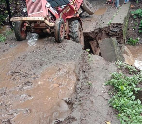 Rainfall collapses the pool in the Copperard mansion | पावसामुळे कोपर्डे हवेलीतील पूल कोसळला