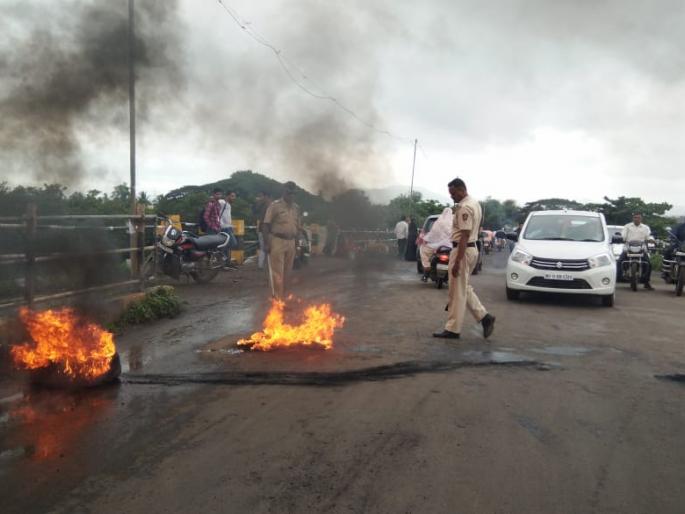 Maratha Kranti Morcha Arson in Olegayawadi; The highway was closed in Karhad, close to the hard candle | Maratha Kranti Morcha ओगलेवाडीत जाळपोळ; कऱ्हाडात महामार्ग रोखला, कडकडीत बंद Maratha Kranti Morcha Arson in Olegayawadi; The highway was closed in Karhad, close to the hard candle | Maratha Kranti Morcha ओगलेवाडीत जाळपोळ; कऱ्हाडात महामार्ग रोखला, कडकडीत बंद
