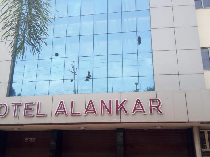 Violent turn, arson, stone pelting in Karhad stopped: the highway was blocked; Stress status | Maratha Kranti Morcha : कऱ्हाडात बंदला हिंसक वळण, जाळपोळ, दगडफेक, महामार्गासह राज्यमार्ग रोखले Violent turn, arson, stone pelting in Karhad stopped: the highway was blocked; Stress status | Maratha Kranti Morcha : कऱ्हाडात बंदला हिंसक वळण, जाळपोळ, दगडफेक, महामार्गासह राज्यमार्ग रोखले