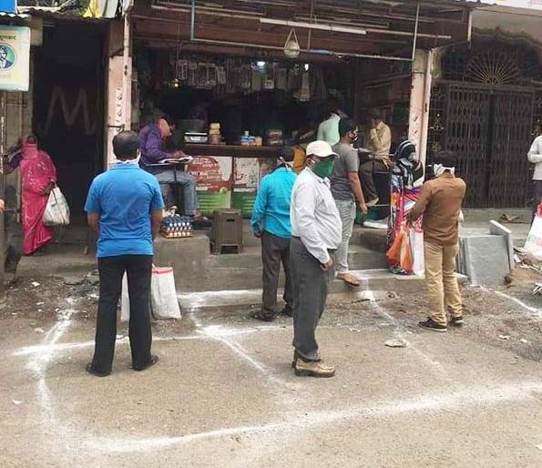 If you follow the 'Laxman Rekha' then you will go home with a smile! | गर्दी कराल तर खरेदीचा हक्क हिरावून बसाल;‘लक्ष्मण रेषा’ पाळाल तर हसत-खेळत घरी जाल ! If you follow the 'Laxman Rekha' then you will go home with a smile! | गर्दी कराल तर खरेदीचा हक्क हिरावून बसाल;‘लक्ष्मण रेषा’ पाळाल तर हसत-खेळत घरी जाल !