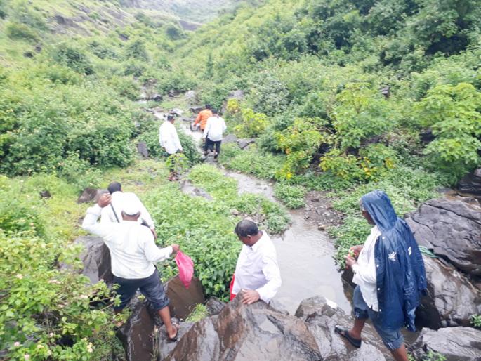 Hundreds of tourists throng this village in Solapur district every day | सोलापूर जिल्ह्यातील या गावात होतेय दररोज शेकडो पर्यटकांची गर्दी Hundreds of tourists throng this village in Solapur district every day | सोलापूर जिल्ह्यातील या गावात होतेय दररोज शेकडो पर्यटकांची गर्दी
