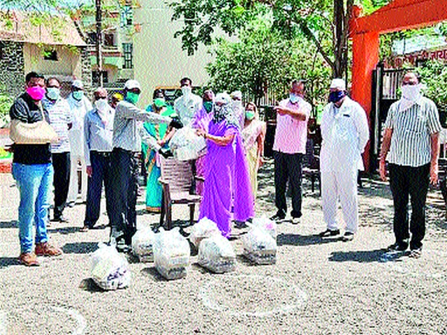 Gramesevak Union helps the disabled | ताहाराबाद ग्रामपंचायतीतर्फे औषध वाटप Gramesevak Union helps the disabled | ताहाराबाद ग्रामपंचायतीतर्फे औषध वाटप