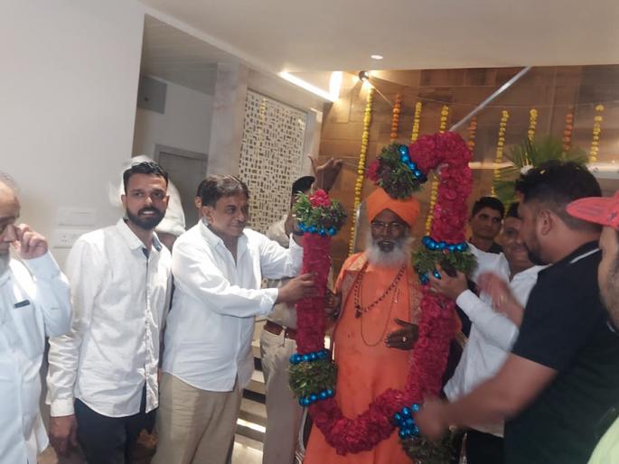 Raj also urged MP Sakshi Maharaj to apologize | राज यांनी माफी मागण्यासाठी खासदार साक्षी महाराजही कडाडले Raj also urged MP Sakshi Maharaj to apologize | राज यांनी माफी मागण्यासाठी खासदार साक्षी महाराजही कडाडले