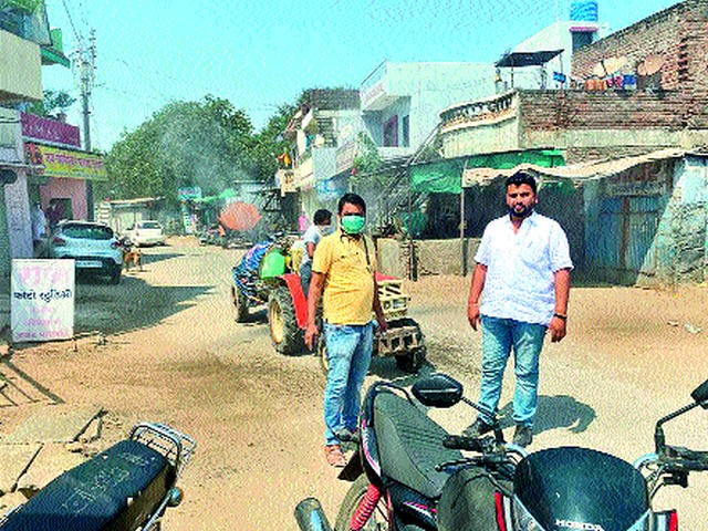 Spray the drug in the municipal area | नगरसूल परिसरात औषध फवारणी Spray the drug in the municipal area | नगरसूल परिसरात औषध फवारणी