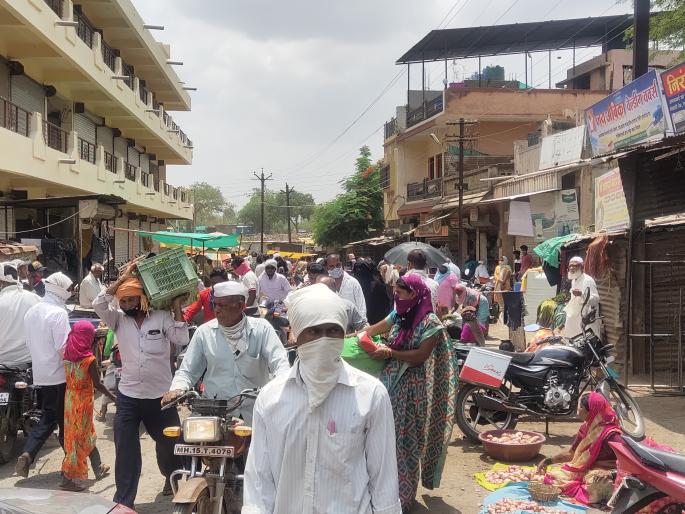 Crowd in Nandgaon market, violation of rules | नांदगाव बाजारपेठेत गर्दी, नियमांचे उल्लंघन Crowd in Nandgaon market, violation of rules | नांदगाव बाजारपेठेत गर्दी, नियमांचे उल्लंघन