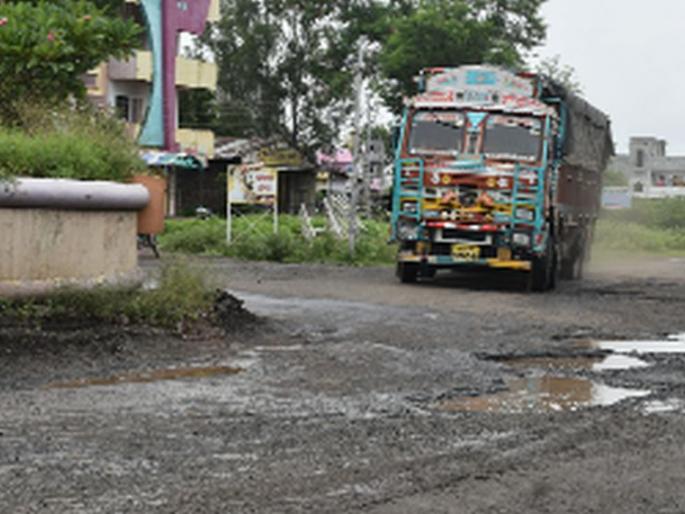 Karan carried the pimple on Chaufuli | करण चौफुलीवरचा मुरूम गेला वाहून Karan carried the pimple on Chaufuli | करण चौफुलीवरचा मुरूम गेला वाहून
