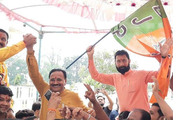 Vijay Sukar joins BJP-led coalition | भाजपचे गट-तट एकत्र आल्याने विजय सुकर