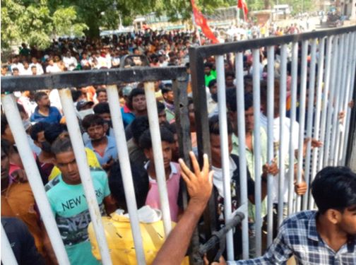 Protest march in Sarangkheda, sparse stone throwing | सारंगखेड्यात निषेध मोर्चा, तुरळक दगडफेक Protest march in Sarangkheda, sparse stone throwing | सारंगखेड्यात निषेध मोर्चा, तुरळक दगडफेक