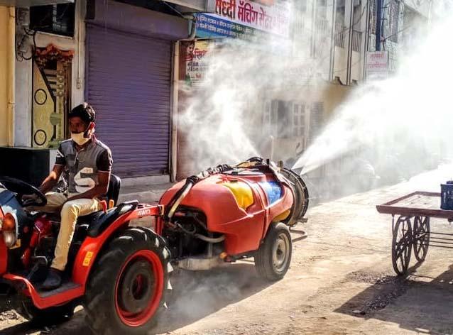 Spray seven times in the area where the corona patient was found | कोरोना रुग्ण आढळलेल्या क्षेत्रात सातवेळा फवारणी Spray seven times in the area where the corona patient was found | कोरोना रुग्ण आढळलेल्या क्षेत्रात सातवेळा फवारणी