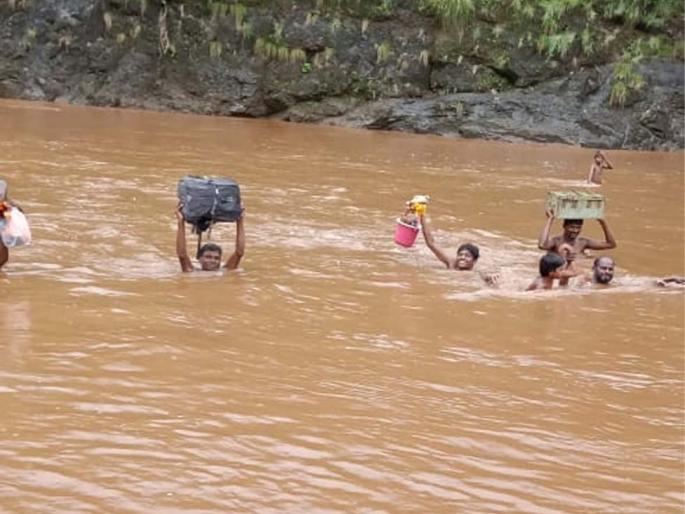 Traveling through the river at the risk of life | जीव धोक्यात टाकून ग्रामस्थांचा नदीतून प्रवास Traveling through the river at the risk of life | जीव धोक्यात टाकून ग्रामस्थांचा नदीतून प्रवास