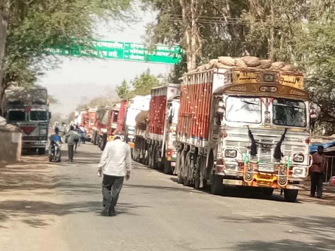 Vehicles queue at the nasty nose | गव्हाळी नाक्यावर वाहनांच्या रांगा Vehicles queue at the nasty nose | गव्हाळी नाक्यावर वाहनांच्या रांगा