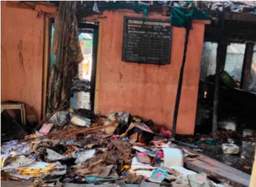 Destroy ration shop, cow shed and other household items | आगीत रेशन दुकान, गायीचा गोठ्यासह संसारोपयोगी वस्तू खाक Destroy ration shop, cow shed and other household items | आगीत रेशन दुकान, गायीचा गोठ्यासह संसारोपयोगी वस्तू खाक