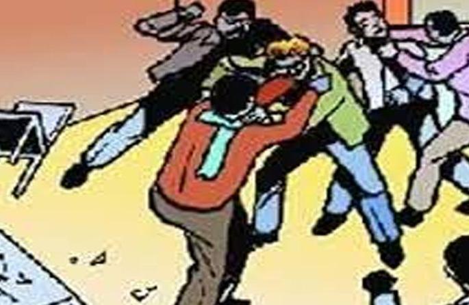 Throwing eggs at each other and hitting youths | एकमेकांवर अंडी फेकून युवकांमध्ये हाणामारी