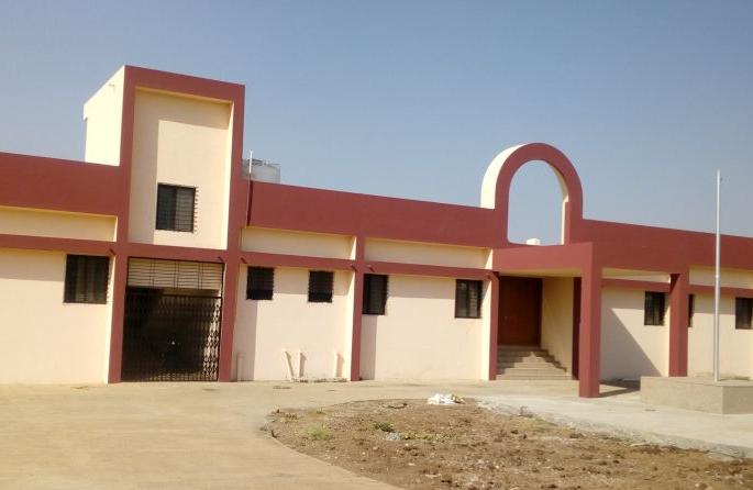 Millions worth of rupees erected in the dust | लाखो रुपये खचरून बांधलेली इमारत धूळखात Millions worth of rupees erected in the dust | लाखो रुपये खचरून बांधलेली इमारत धूळखात