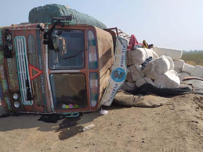 Accidental road accidents have led to accidents | पर्यायी रस्त्यांवरील खड्ड्यांमुळे अपघात वाढले Accidental road accidents have led to accidents | पर्यायी रस्त्यांवरील खड्ड्यांमुळे अपघात वाढले