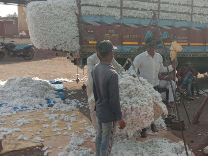 Pass the 2.5 million quintals at shopping centers | खरेदी केंद्रांवर अडीच लाख क्विंटलचा टप्पा पार