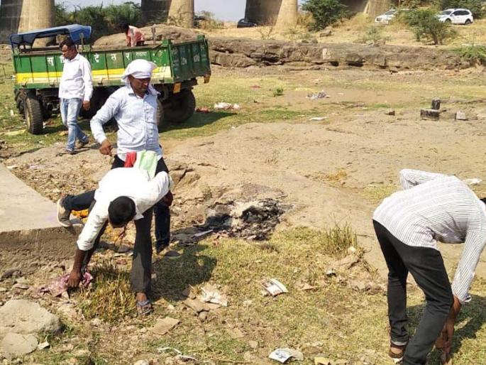 Cleanliness by the youth of the light smashaghat area | प्रकाशा स्मशानघाट परिसराची तरुणांकडून साफसफाई Cleanliness by the youth of the light smashaghat area | प्रकाशा स्मशानघाट परिसराची तरुणांकडून साफसफाई