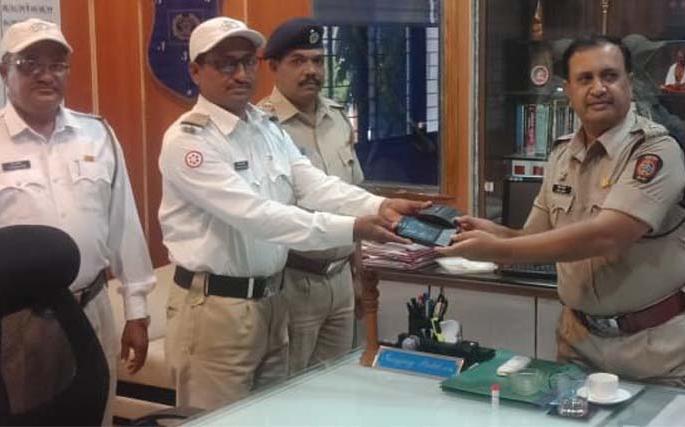 Traffic Police implement e-currency system in Nandurbar | वाहतूक पोलिसांकडून नंदुरबारात ई-चलन प्रणाली कार्यान्वीत Traffic Police implement e-currency system in Nandurbar | वाहतूक पोलिसांकडून नंदुरबारात ई-चलन प्रणाली कार्यान्वीत