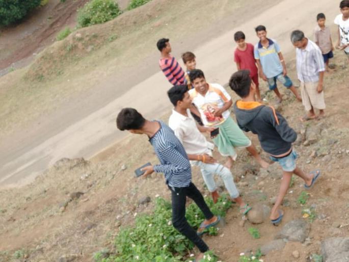 Mountains reached by remote youths for settlement | निकालासाठी दुर्गम युवकांनी गाठल्या टेकडय़ा Mountains reached by remote youths for settlement | निकालासाठी दुर्गम युवकांनी गाठल्या टेकडय़ा