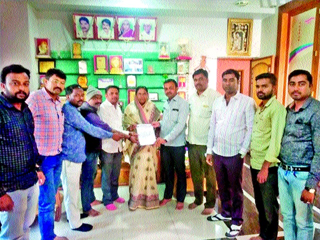 Increased congestion of mock animals | मोकाट जनावरांचा वाढला सुळसुळाट Increased congestion of mock animals | मोकाट जनावरांचा वाढला सुळसुळाट