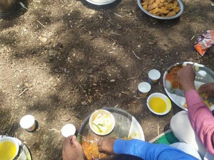 Pangat of three hundred people due to water in the well? | विहीरीला पाणी लागल्याने तीनशे जणांची पंगत Pangat of three hundred people due to water in the well? | विहीरीला पाणी लागल्याने तीनशे जणांची पंगत