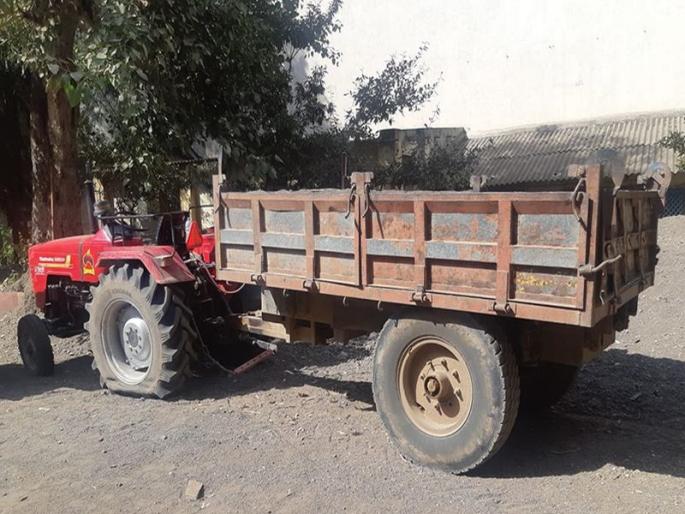 The RTO officials caught the tractor | आरटीओच्या अधिकाऱ्यांनी पकडले ट्रॅक्टर The RTO officials caught the tractor | आरटीओच्या अधिकाऱ्यांनी पकडले ट्रॅक्टर