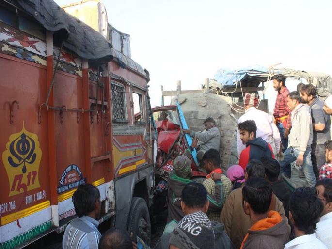 Two trucks collided with two trucks on the highway | महामार्गावर दोन ट्रकच्या धडकेत चालकासह दोन ठार Two trucks collided with two trucks on the highway | महामार्गावर दोन ट्रकच्या धडकेत चालकासह दोन ठार