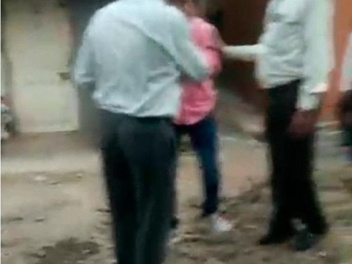 As the pits were not filled, the BJP corporator planted an engineer in the ear stone | खड्डे न भरल्याने भाजप नगरसेवकाने अभियंत्याच्या लगावली कानशिलात As the pits were not filled, the BJP corporator planted an engineer in the ear stone | खड्डे न भरल्याने भाजप नगरसेवकाने अभियंत्याच्या लगावली कानशिलात