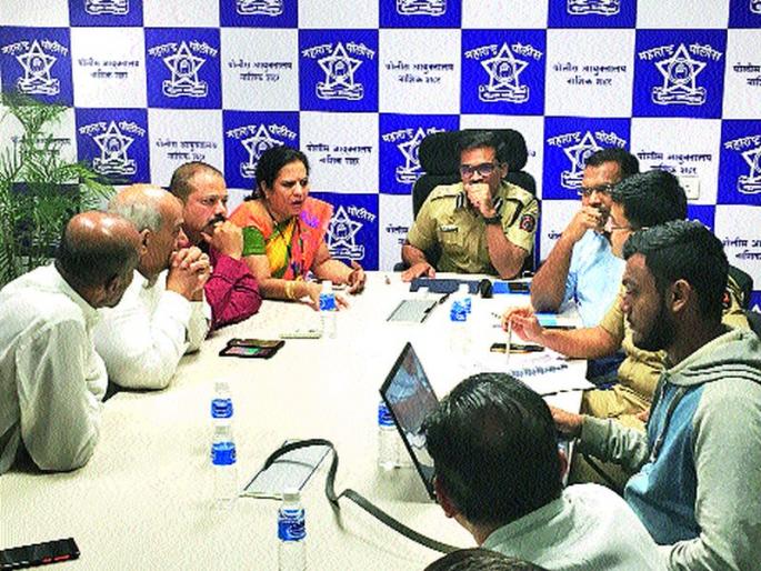 At the end of the new pundit colony, the double traffic was stuck: equitable parking | नवीन पंडित कॉलनीतून अखेरीस दुहेरी वाहतूक तिढा सुटला : सम-विषम पार्किंग करणार At the end of the new pundit colony, the double traffic was stuck: equitable parking | नवीन पंडित कॉलनीतून अखेरीस दुहेरी वाहतूक तिढा सुटला : सम-विषम पार्किंग करणार