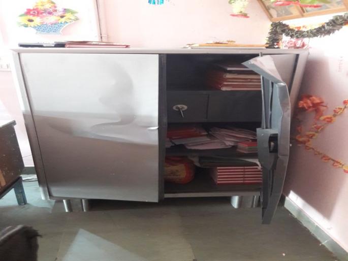 Over 16 lakhs of Ambika Dairy in Parola, which was chanted by the thieves | कुत्र्याला हुसकावून लावत चोरट्याने लांबविले पारोळ्यातील अंबिका डेअरीतून १६ लाख Over 16 lakhs of Ambika Dairy in Parola, which was chanted by the thieves | कुत्र्याला हुसकावून लावत चोरट्याने लांबविले पारोळ्यातील अंबिका डेअरीतून १६ लाख